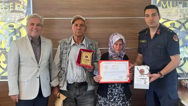 Tek Varlıkları Olan Evi Jandarmaya Bağışlayan Aile, Duygusal Anlar Yaşattı