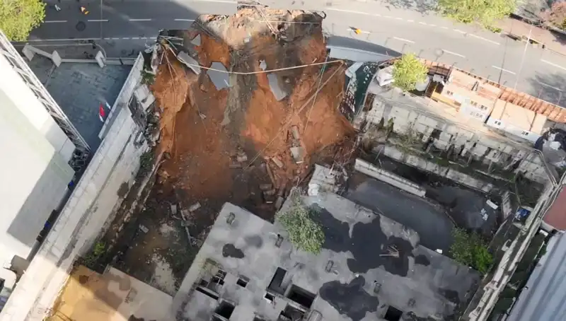 Sarıyer’de Kaygan Zemin Alarmı: Cadde Çöktü, Trafik Durdu!