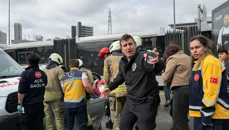 Metrobüs Kazası: Seferler Durduruldu, Hayatını Kaybedenler ve Yaralılar Var