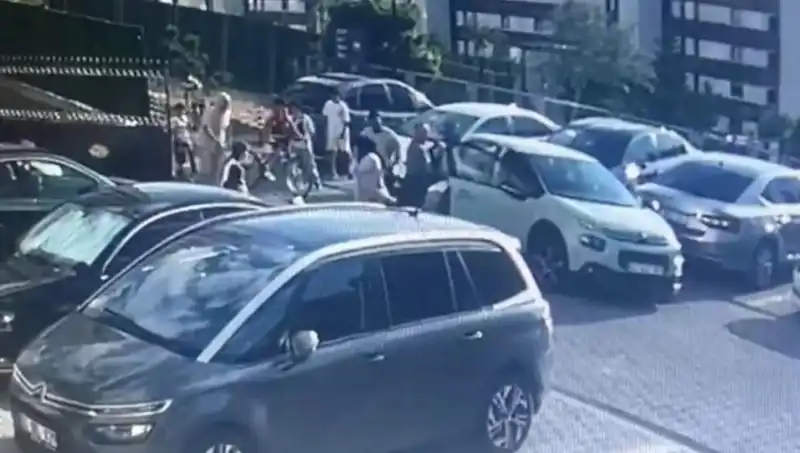 Eşini ve Yakınlarını Araba ile Ezerek Kaçmaya Çalıştı: Şok Olay!