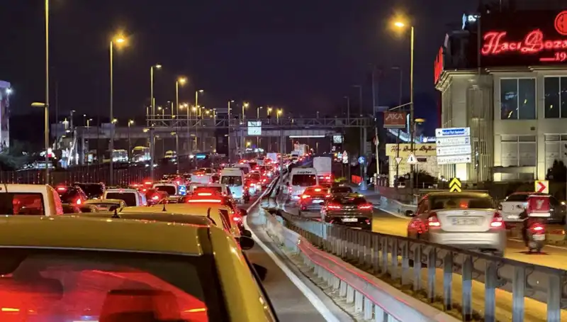 Yenibosna Metrobüs Yaya Üst Geçidinde Dev Proje: Güvenli Geçiş İçin Çalışmalar Başladı!