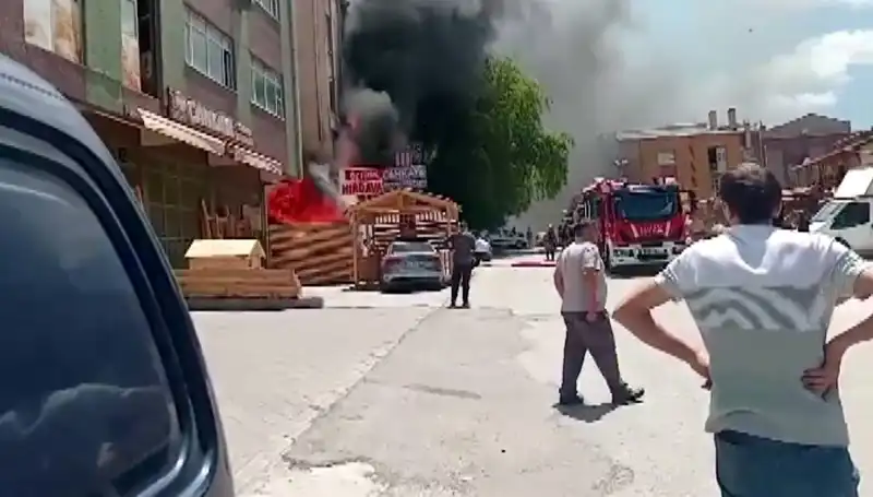 Ankara'da İş Yerlerinde Çıkan Yangın, Şehrin Nabzını Değiştirdi!