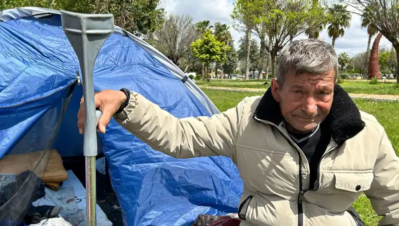 Kaza Sonrası Hayatı Değişen Adam: Parkta Çadırda Yaşıyor