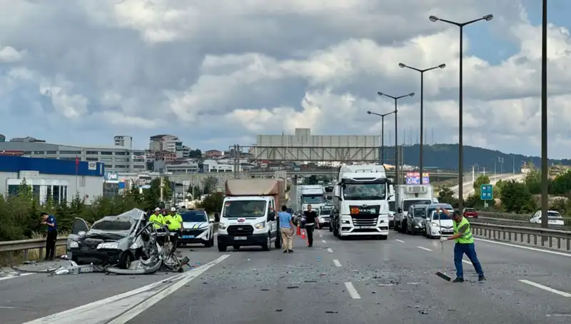 Otoyolda Korkutan Kaza: Üç Kişi Araçta Sıkıştı, Trafik Durdu