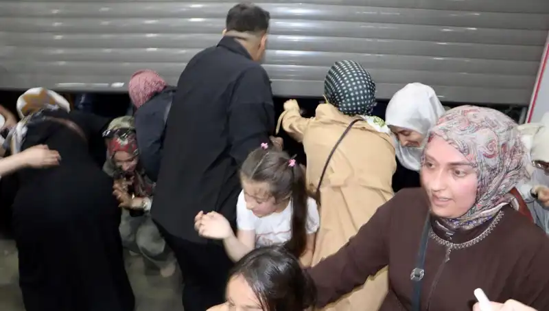 Alışveriş Merkezinde Yüzde 50 İndirim Fırtınası: İzdihamlar Yaşandı!