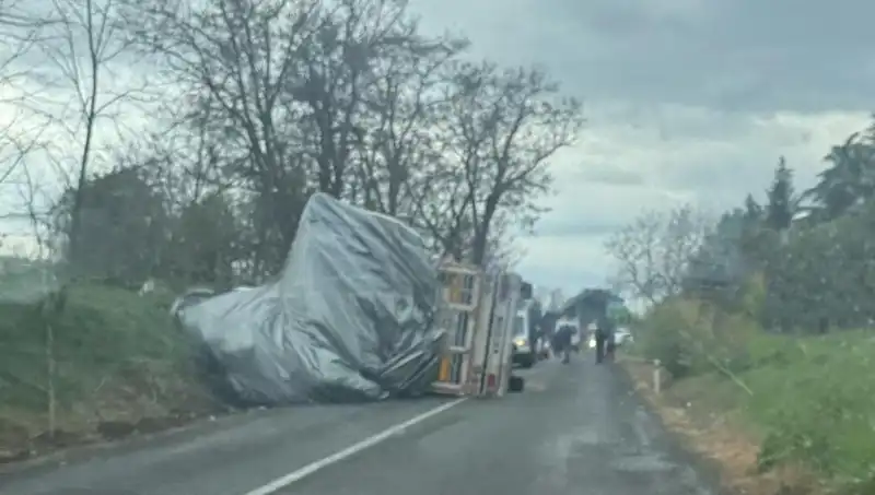 Tekirdağ'da Saman Yüklü TIR Devrildi, Kaza Sonrası Trafik Durma Noktasına Geldi