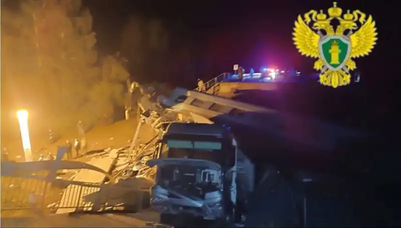 Rusya’da Köprü Felaketi: Trenin Üzerine Çöken Yapı Can Aldı