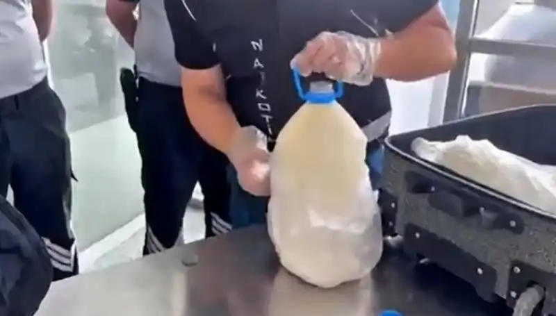 Havalimanında Süt Şişesinde Tam 12 Kilo 800 Gram Uyuşturucu Yakalandı