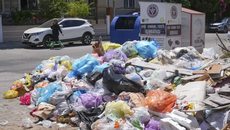 İzmir'in Sokaklarında Çöp Yığınları: Temizlik Sorununun Ardındaki Gerçekler