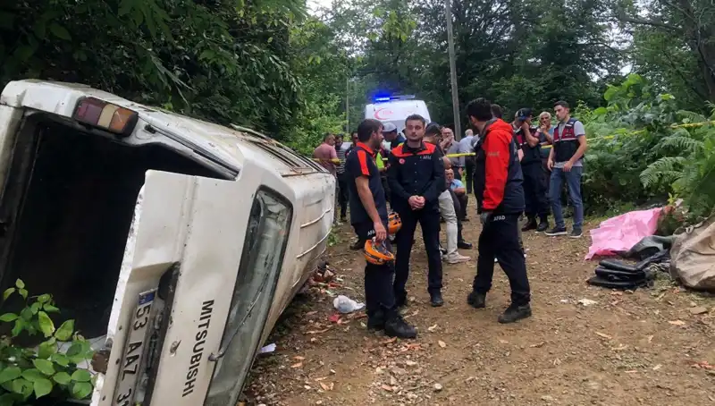 Rize'de Minibüs Kazasında İki Can Kaybı, Üç Yaralı