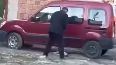 Sokakta Köpeğe Şiddet Uygulayan Kişiye Şok Tepki!