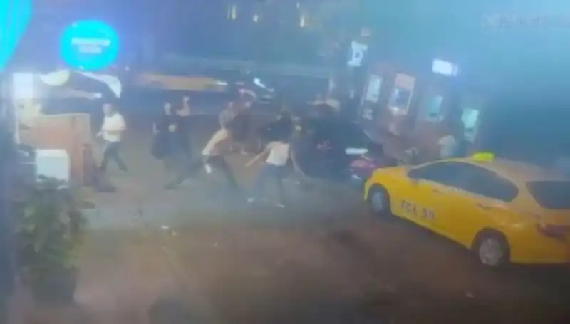 Beyoğlu'nda Laf Atma Kavgası: Kanlı Çatışma Sokaklarda Panik Yarattı