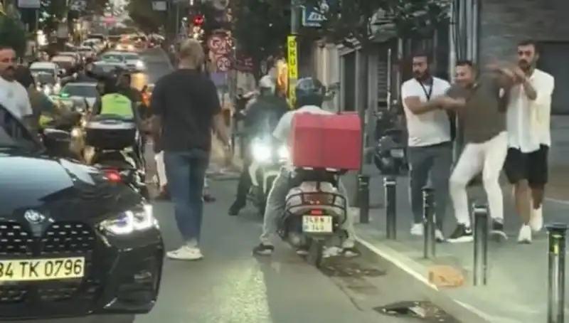 Nişantaşı’nda Yol Verme Kavgası: Sopalı Saldırı Anları Kameralarda!